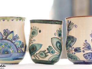 Cană ceramică cu flori albastre